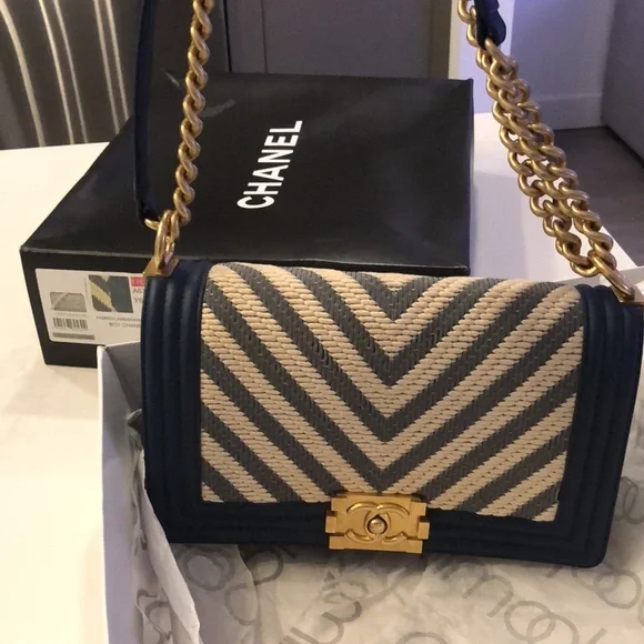 Chanel Boy Bag Chevron Ivory/Blue - Picture 5 of 12